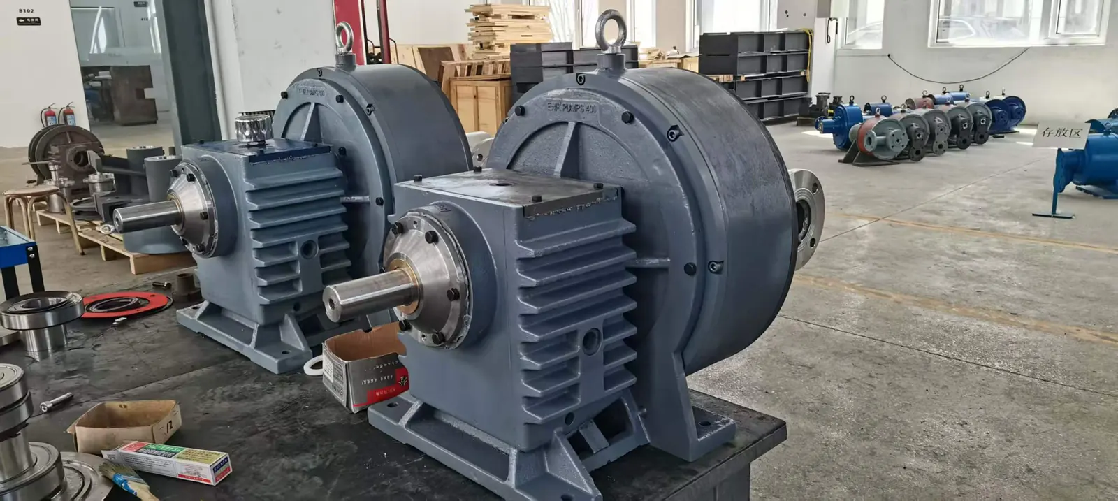 Oil-lubricated pitot tube pump heads in the assembly area