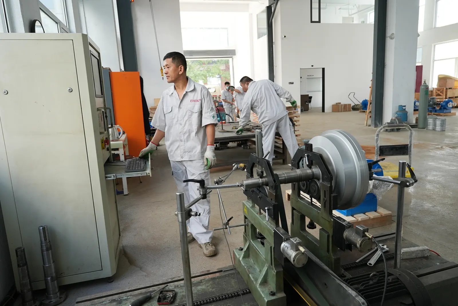 Technician balancing a pitot tube pump rotor in the EHIK workshop